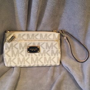 BRAND NEW Micheal Kors wristlet